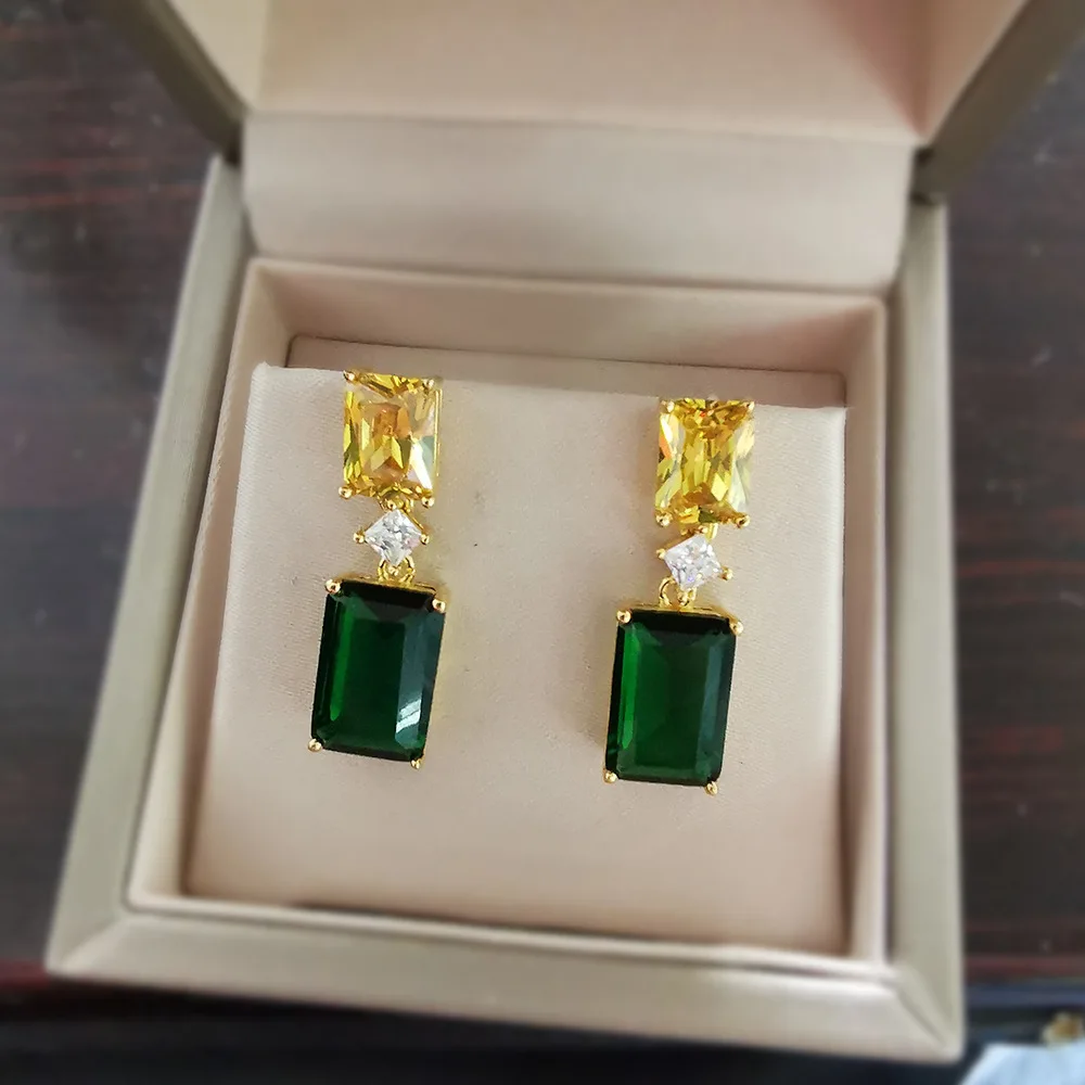 

Женские серьги из серебра пробы с фианитами и изумрудами