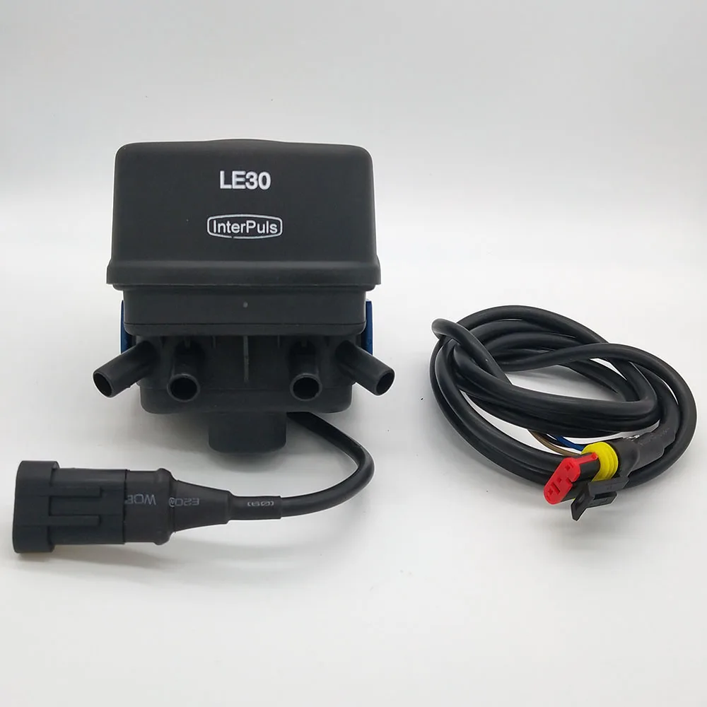 Электронный пульсатор LE30 используется в доильном салоне. 12 В или 24 равноценные