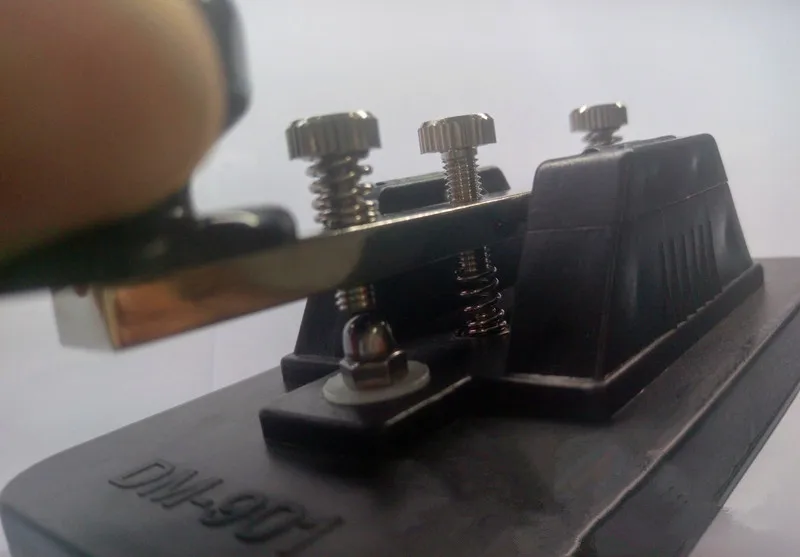 Телеграфный тренажер поставляется с зуммером коротковолнового радиоприемника