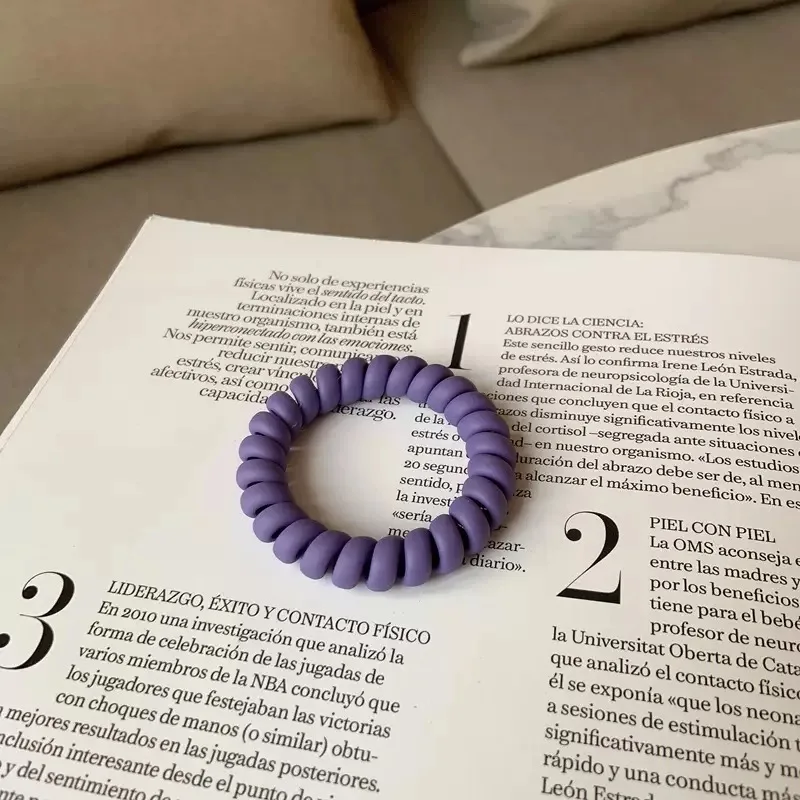 Резинка для волос женская однотонная пластиковая эластичная |