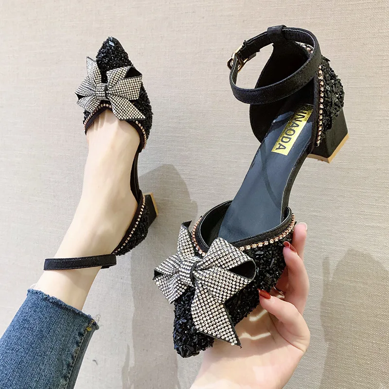 

Модные новые летние женские Вечерние туфли на высоком каблуке с острым носком и бантиком-бабочкой, на ремешке с пряжкой, на среднем (3-5 см) квадратном каблуке из расшитой блестками ткани