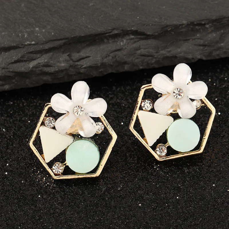 European Small Fresh Flower Zircon Earrings 2021 Spring Sweet Girls Geometric Resin Floral Stud Earrings Jewelry For Womens