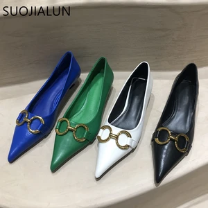 Женские туфли-лодочки SUOJIALUN, с металлической пряжкой, на низком каблуке, с острым носком, без застежек, весна 2021