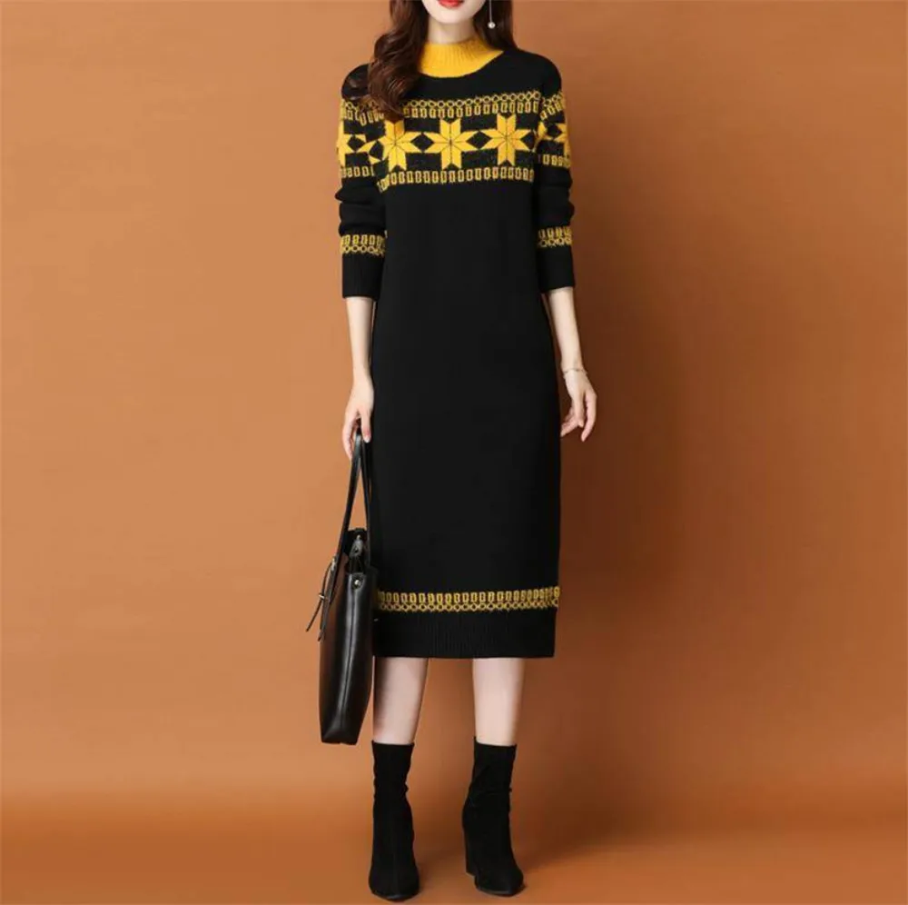 Женское трикотажное платье свитер средней длины с круглым вырезом и длинным