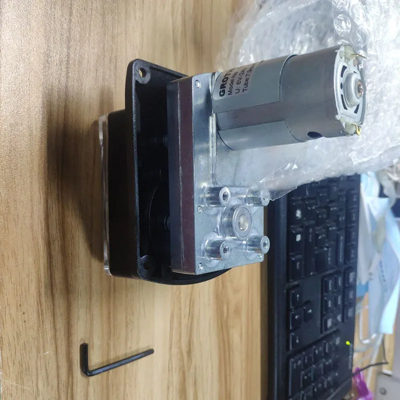Насос перистальтический с высокой прозрачностью PC крышкой, прочным корпусом из материала PA66 и насосом DC 6V-24V с регулируемым расходом.