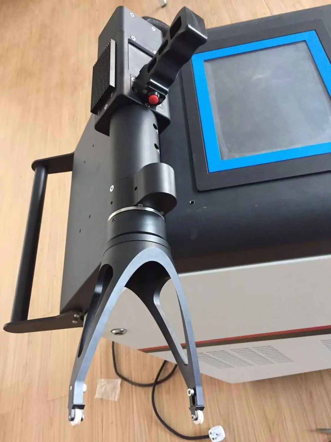 Лучшее обслуживание волоконный лазер Wuhan для очистки от ржавчины/масла/краски |