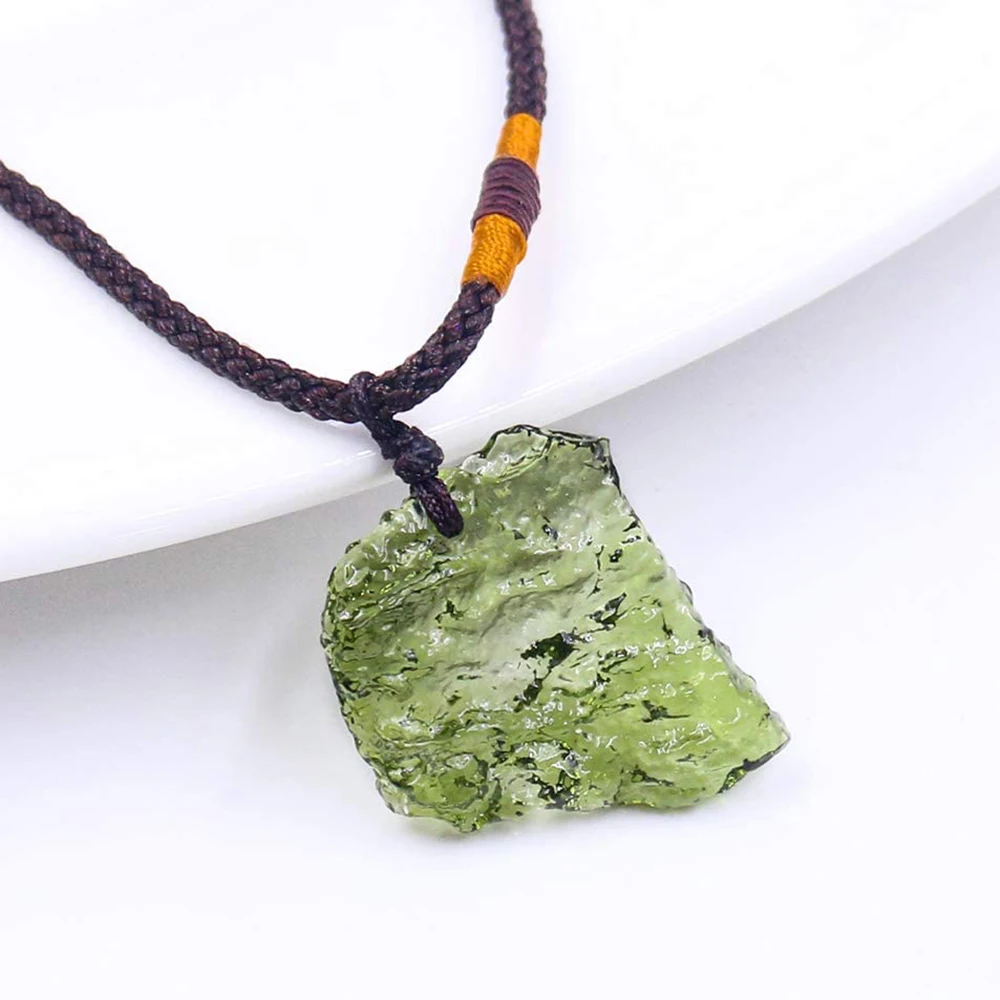 Нерегулярный натуральный кристалл энергетический камень кулон Изумрудный