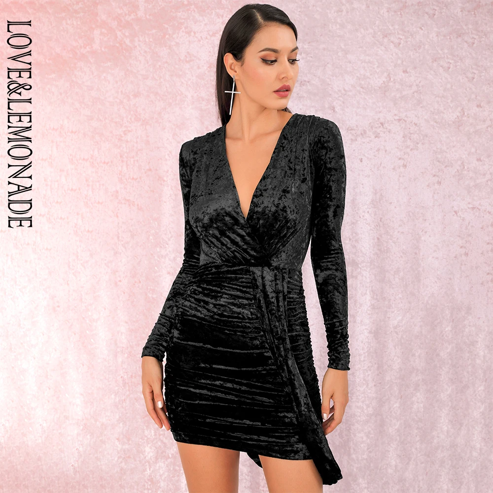 Женское вечернее мини платье LOVE & LEMONADE черное облегающее из бархата с глубоким V