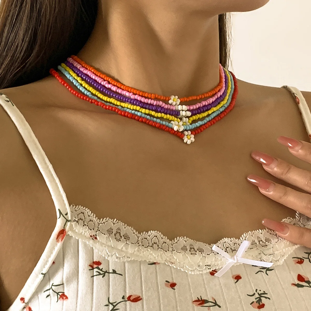 

Necklace for female daily gifts with simple multi-layer woven rice bead necklace retro daisy bead chain pendant wholesale