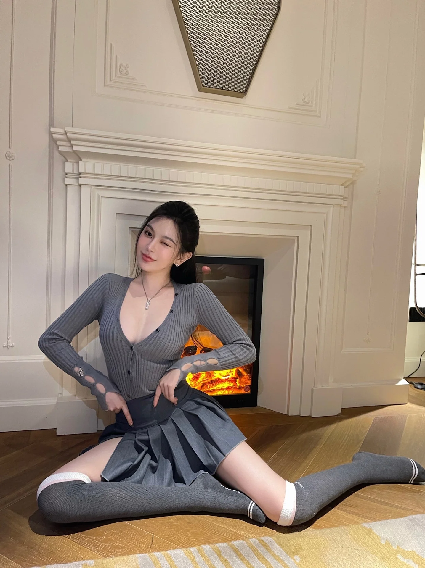 

Woppei jacquemu * large V-neck bottomed shirt women's irregular hollow slim thin knitted cardigan top