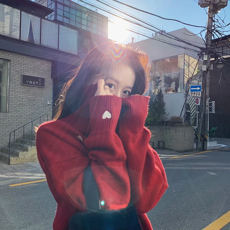 Свитер женский трикотажный с высоким воротником и узором в виде сердечек |