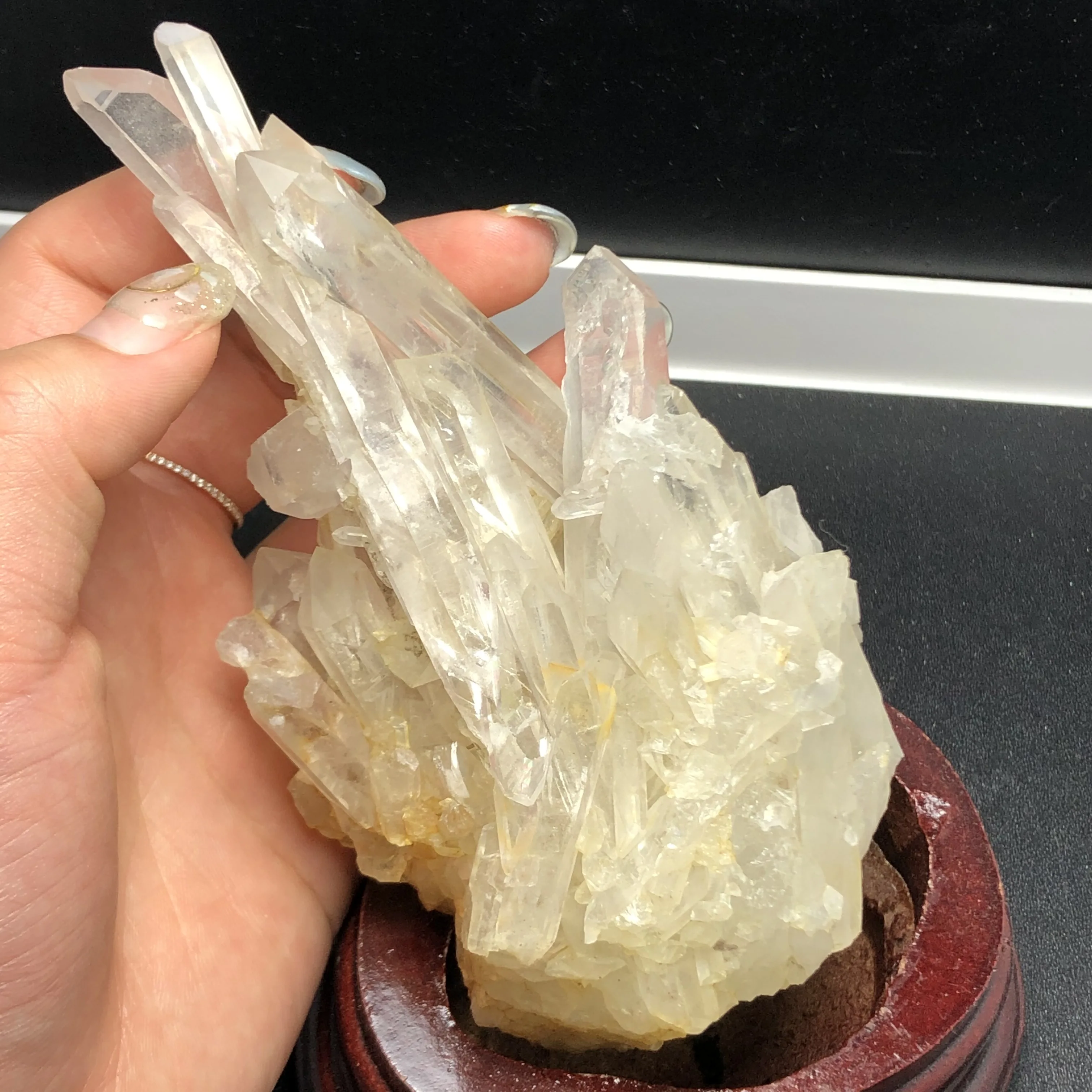 Натуральный прозрачный кластер кварцевого кристалла с подставкой основание