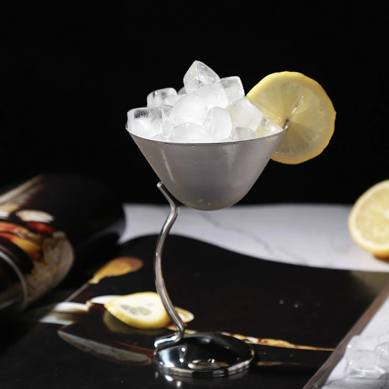 Элегантный металлический бокал для мартини с изогнутой ножкой из нержавеющей