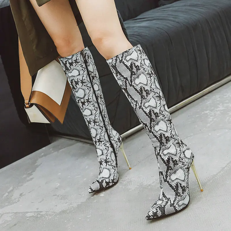 White Autumn Pu Модные сапоги до колена из искусственной кожи со змеиным принтом; женские высокие сапоги на высоком каблуке; осенние сапоги на молнии с острым носком; зимняя плюшевая обувь - Цвет: White Autumn Pu