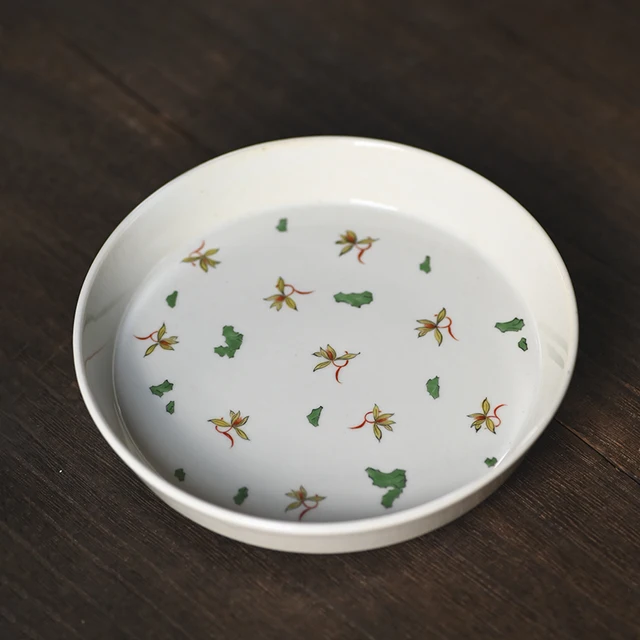 Тарелка; керамика. Роспись тарелки глазурью. Тарелки с маленькими цветочками. Растительная глазурь. Тарелка из глины с оттиском цветов.