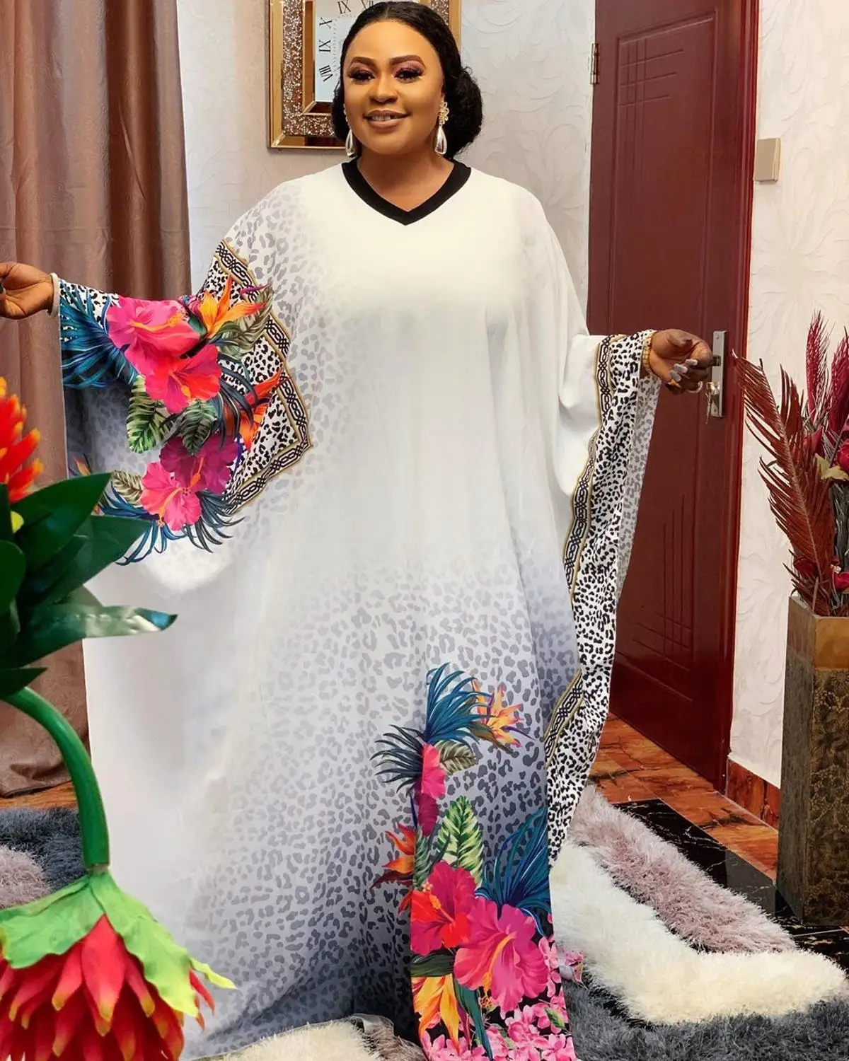 

Платье-макси с леопардовым принтом, V-образным вырезом и длинным рукавом