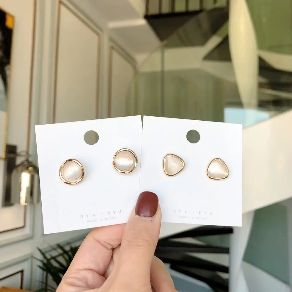 Серьги кольца с опалом характерные простые гипоаллергенные женские серьги