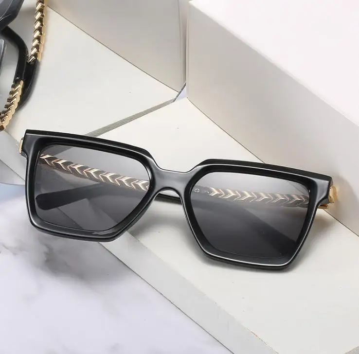 

2021 new Classic Square sun glasses Vintage Oversized metal Sunglasses Women Fashion Retro Eye Glasses Frame Oculos De Sol