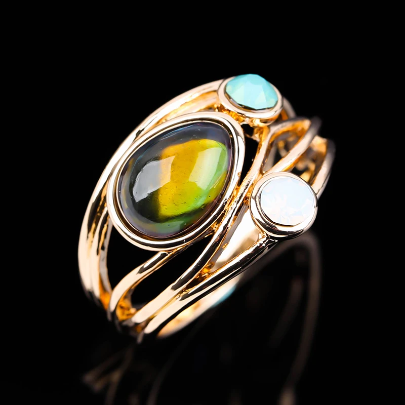 Женское кольцо в готическом стиле большое из смолы золотистого цвета ретро