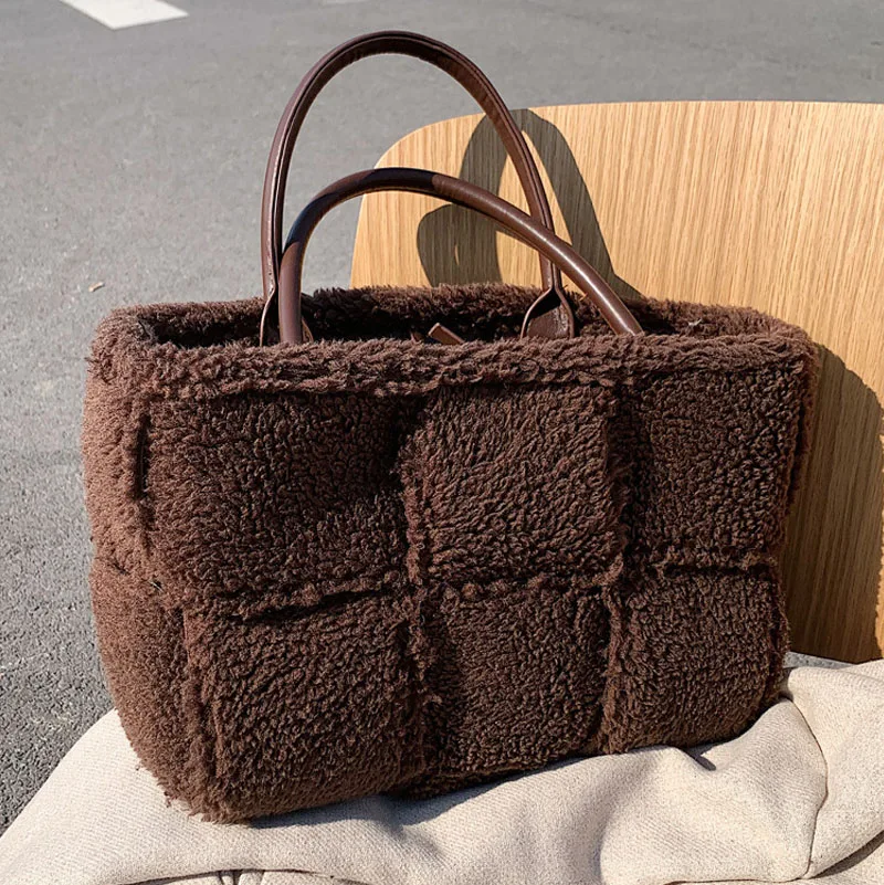

Вместительная модная женская сумка-тоут, новинка зимы 2021, плюшевые однотонные тканые сумки, Удобная дорожная трендовая сумка для покупок дл...