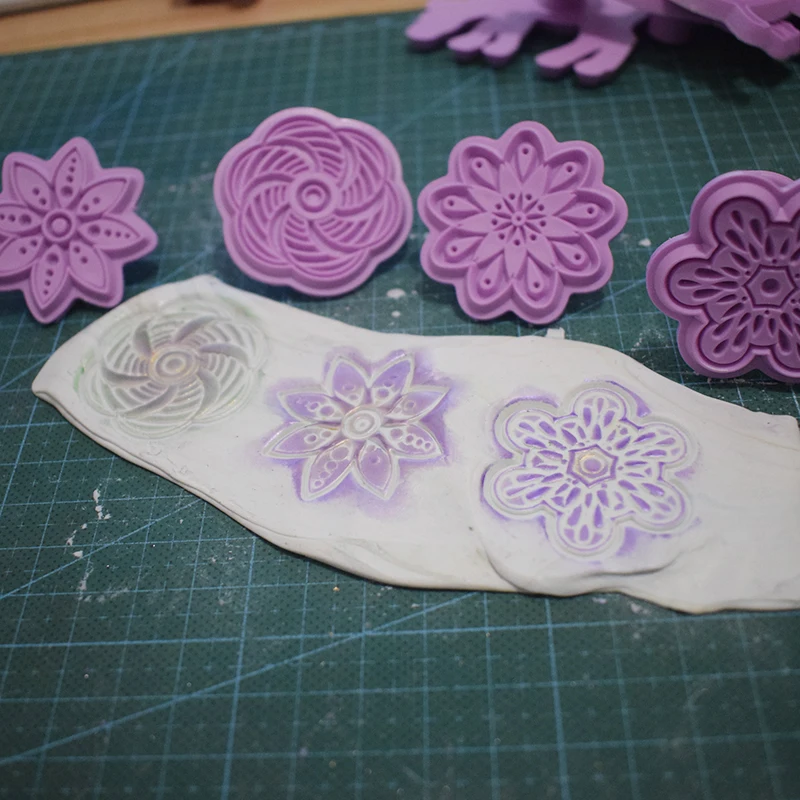 

Polymer Clay tools New Mandala Pattern flower Embossing Die pendant Texture Plastic Stamp Clay Tool 4pcs/set Dotting Tools
