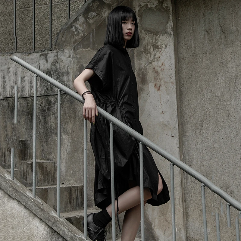 [EAM] New Spring Summer Lapel Short Sleeve Black Irreuglar Fold Split Joint Loose Shirt Dress Women Fashion Tide JX113