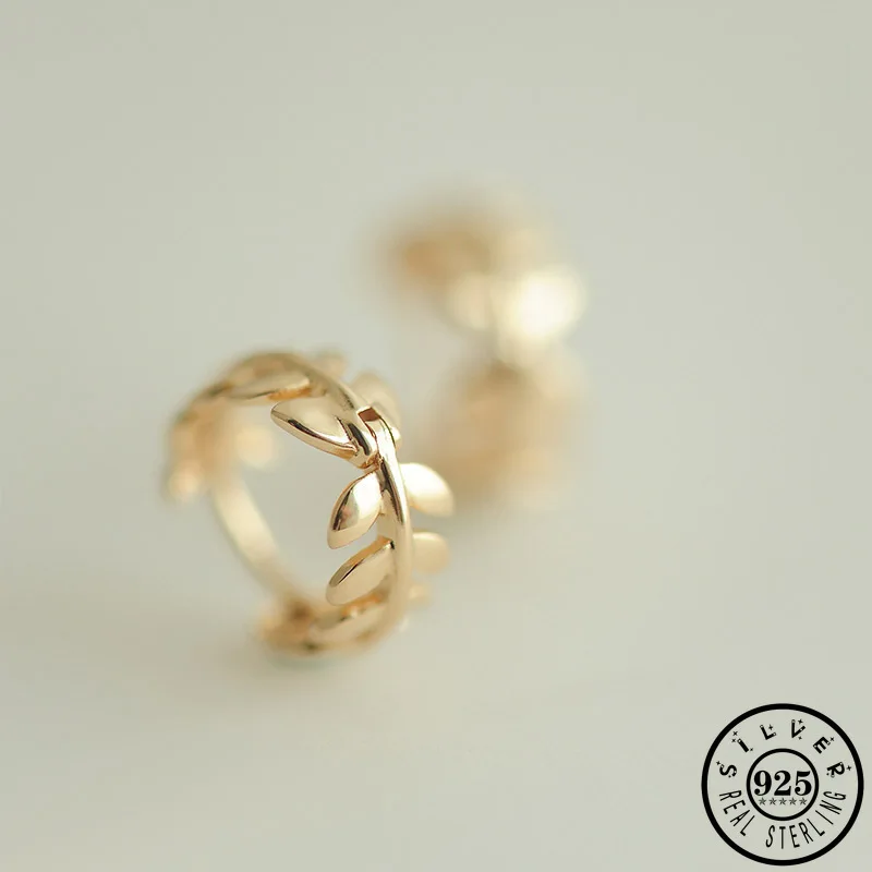 Женские серьги кольца с маленькими листьями покрытые золотом из серебра 925