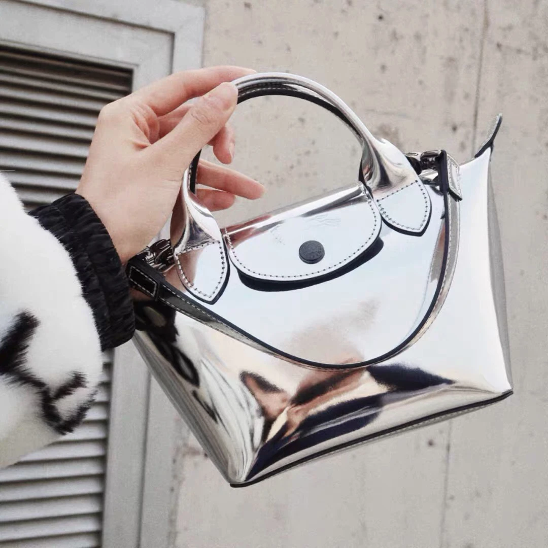 

2021 new women's brand designer lambskin material handbag shoulder mirror patent leather craft shiny appearance
