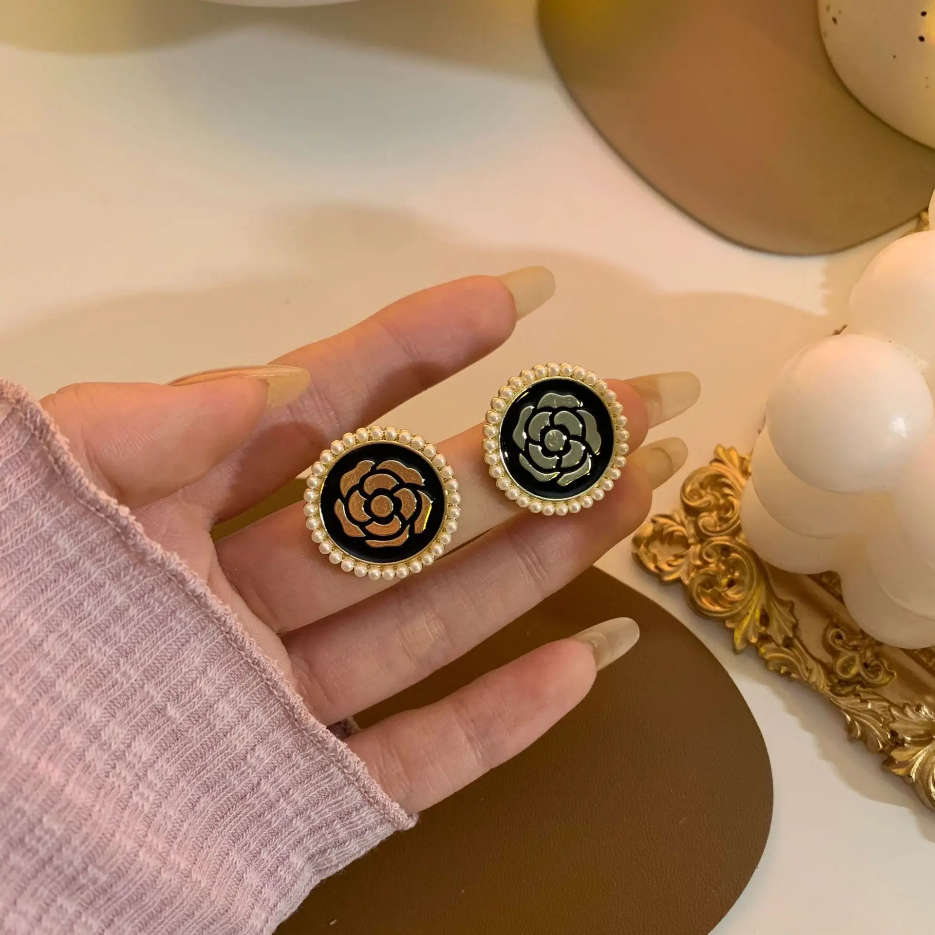 

Vintage Simulated Pearl Flower Round Stud Earrings For Women Elegant Non-piercing Ear Clip Earrings Boucle D'oreille Jewelry