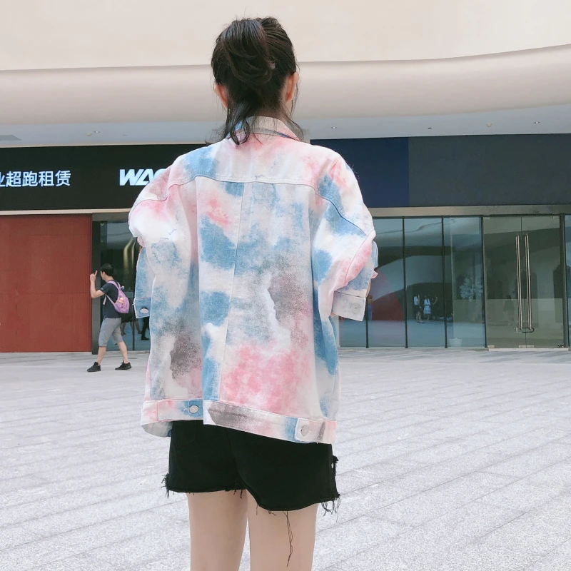 Женская джинсовая куртка с пастельным принтом короткая однобортная длинными