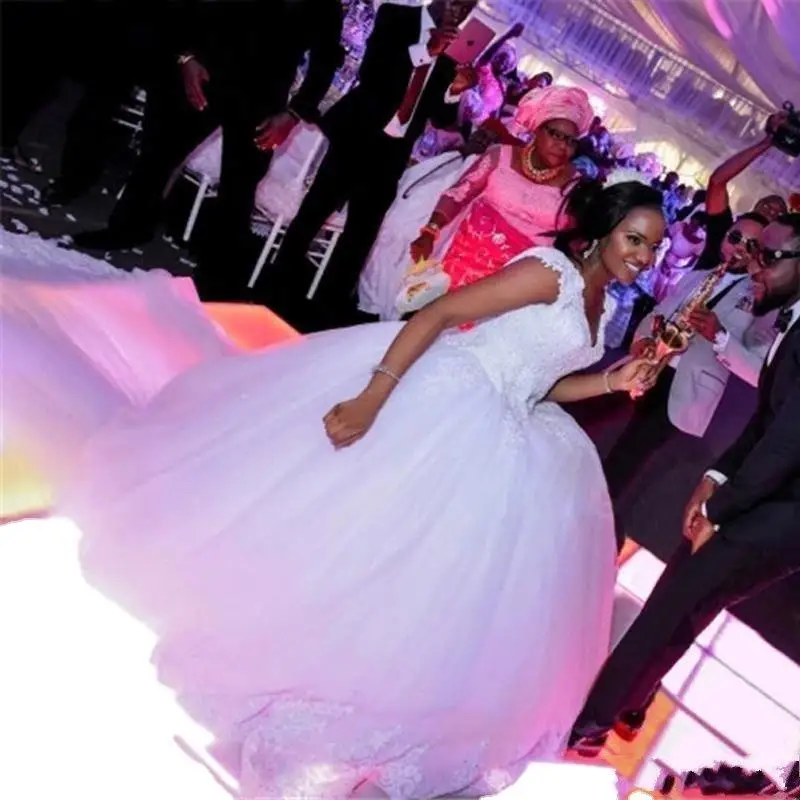 

Fashion African Ball Gown Wedding Dress V-neck Sleeveless Lace Appliqued Bridal Gown