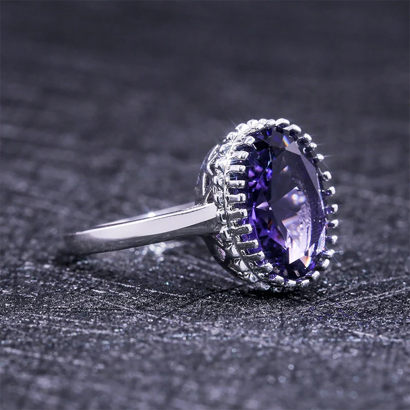 Женское кольцо с кристаллом циркония серебристое фиолетового цвета фианитом