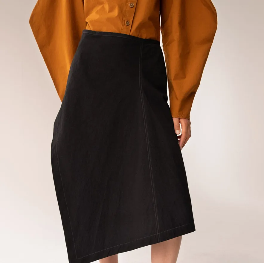 Женская юбка темно-карточка/белая/черная льняная хлопковая цельная триколор |