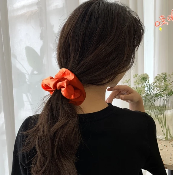 

Кольцо для волос однотонное атласное в стиле ретро