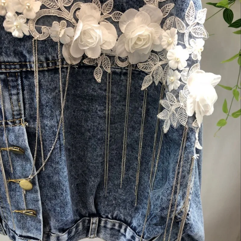 Женская джинсовая куртка короткая однобортная с отложным воротником вышивкой и