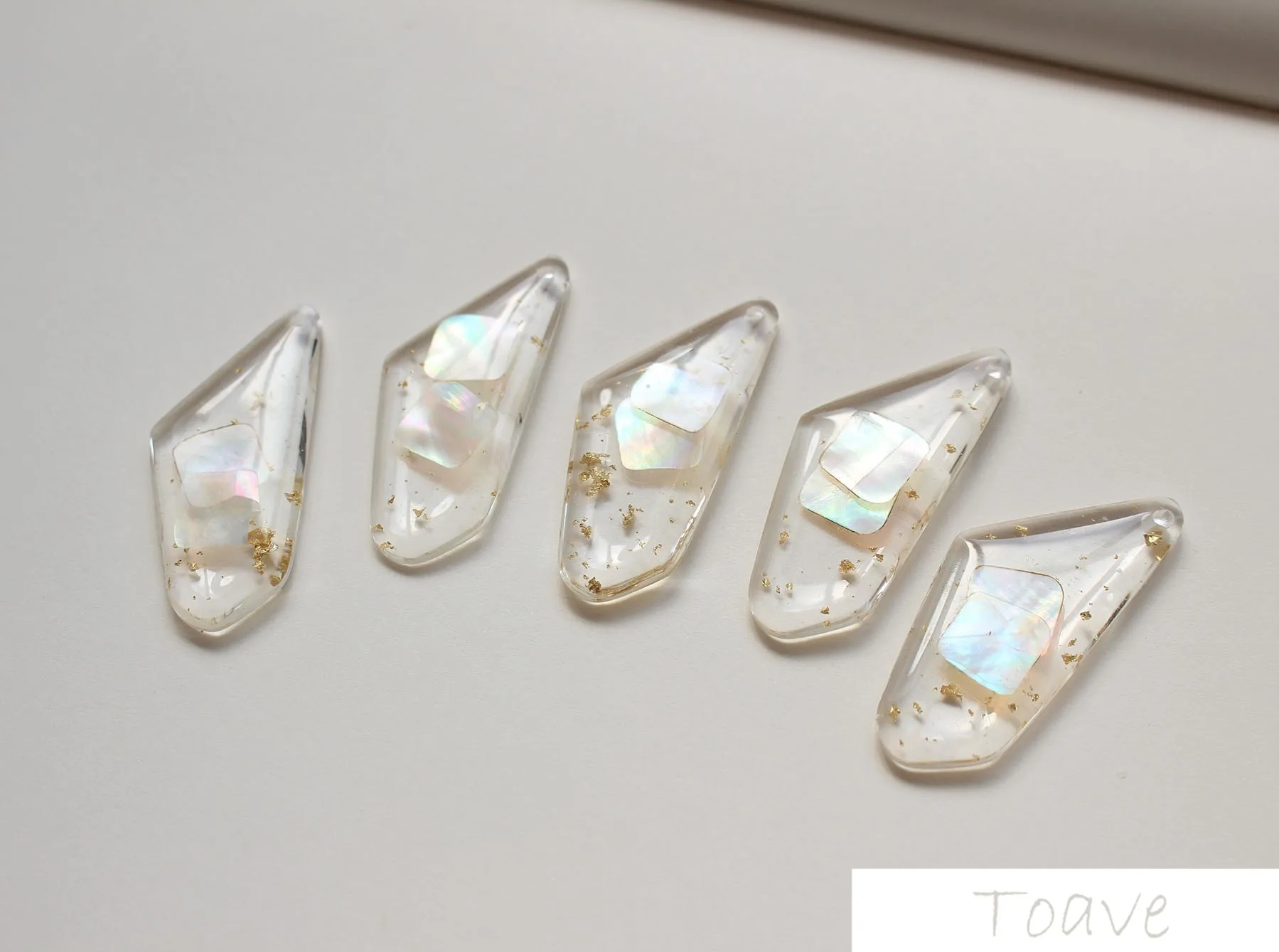 

Irregular Special Shape Gold Foil Shell with Hanging Resin Material Accessories Ear Stud Material