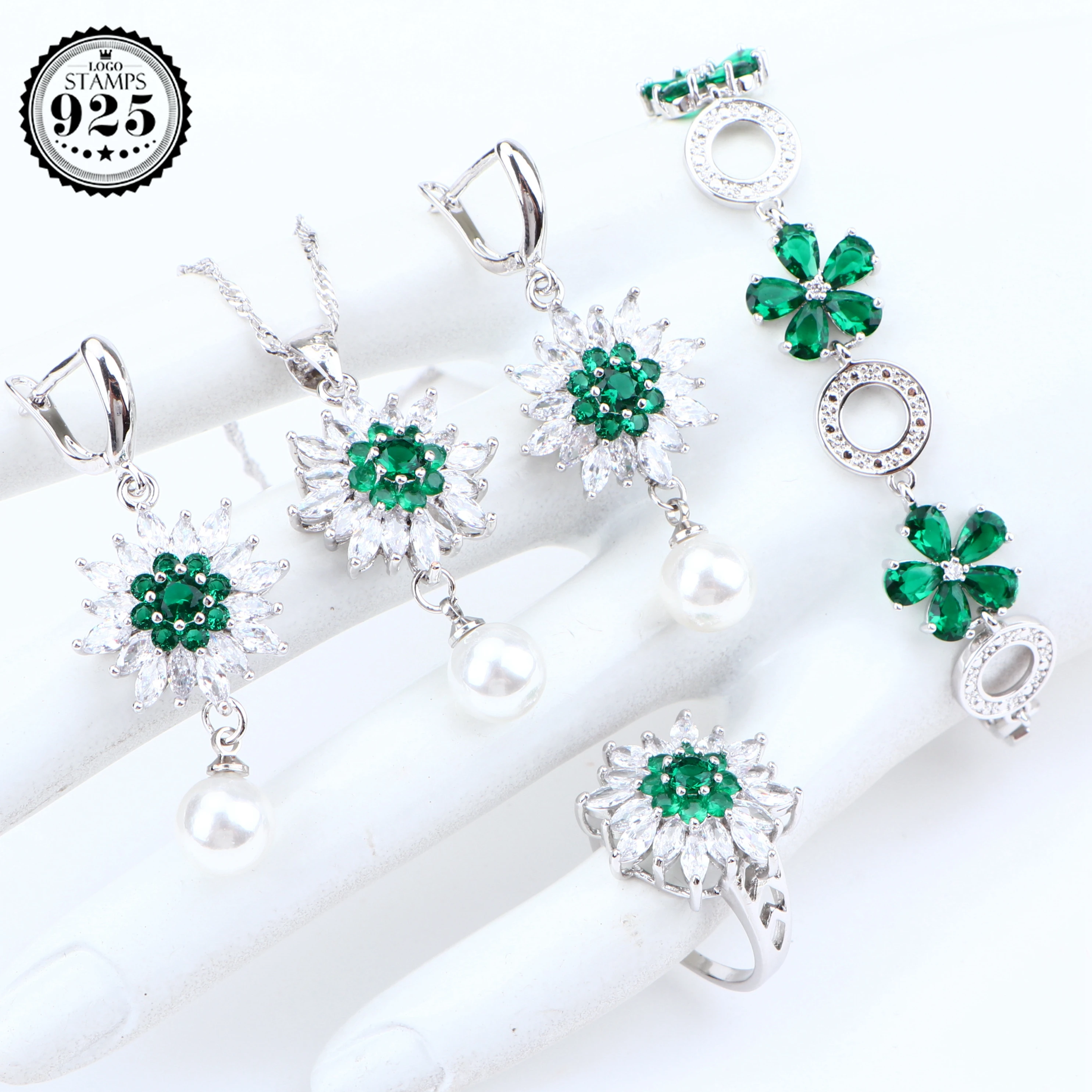 

Комплект из колье, серёг и кольца, из серебра 925 пробы