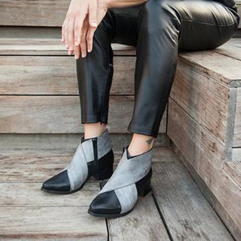 Женские кожаные ботильоны на квадратном каблуке с эластичным ремешком серого