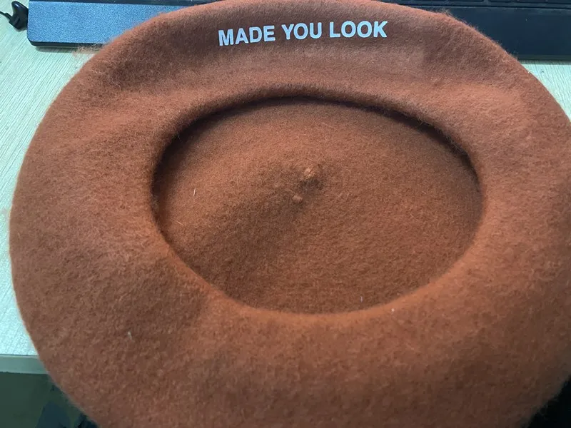 Женские зимние облегающие шапки милые однотонные с надписью на заказ оптовая