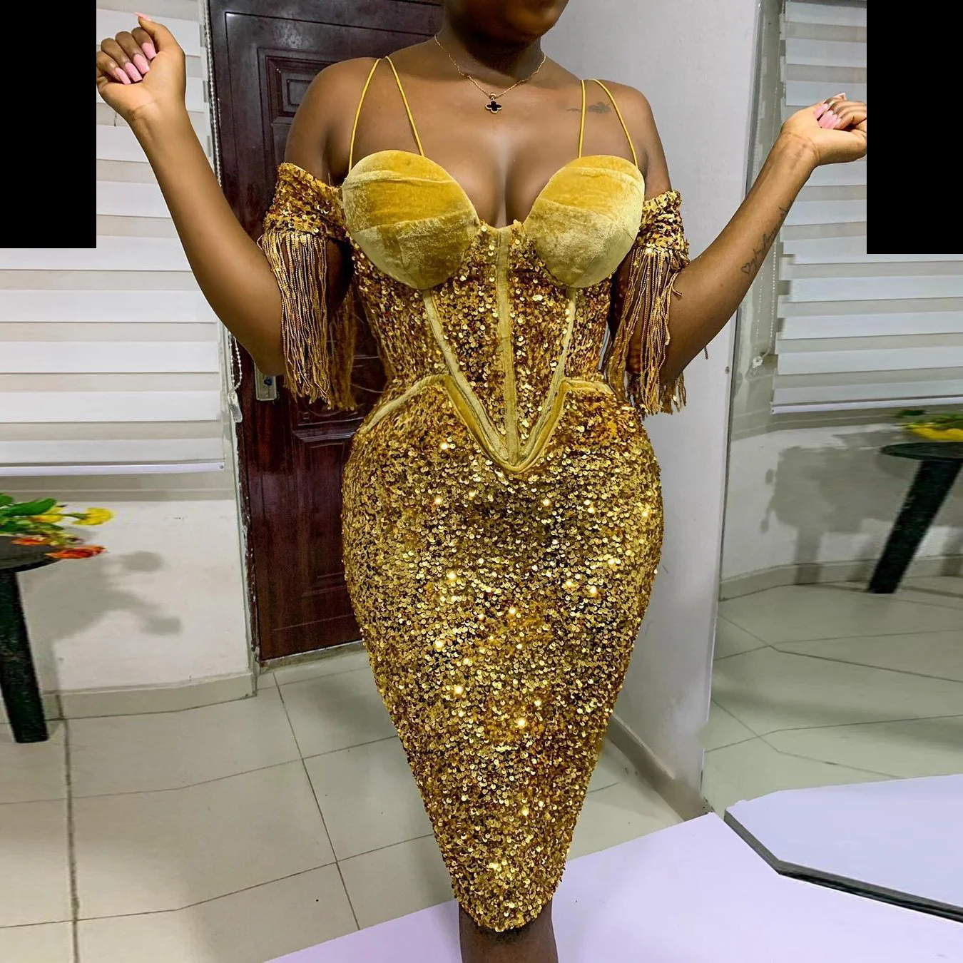 

Stunning Gold Sequined Prom Dresses with Tassels Lace Up Spaghetti Short Evening Gowns Slim Fit Black Girls Party Pageant Dress