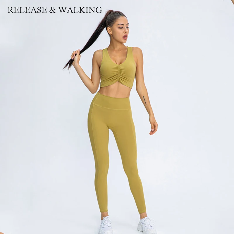 

Женский спортивный костюм R & W, летний комплект из двух предметов со складками, жилет для тренировок с высокой талией и леггинсы, костюм для й...