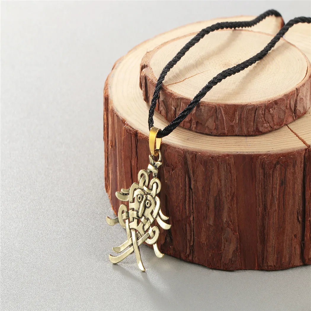 Оригинальное женское колье QIAMNI с подвеской-символом в виде маски яркое