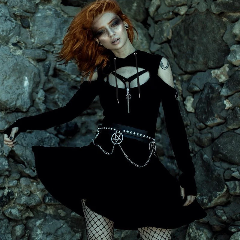 Женское мини платье с капюшоном черное облегающее длинным рукавом и вырезом на