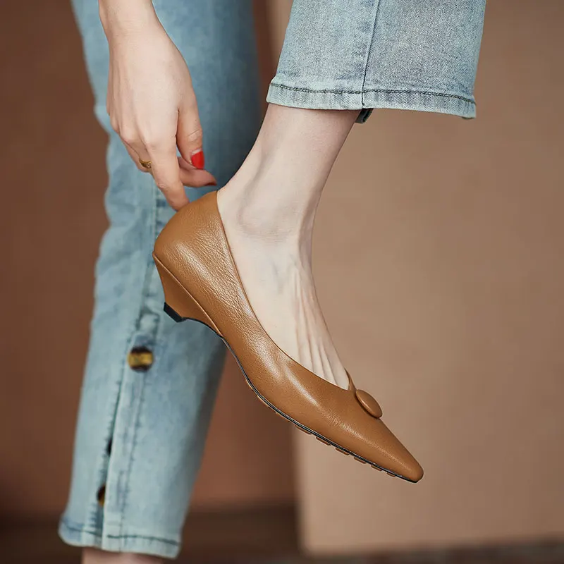 

ALLBITEFO модные женские туфли из натуральной кожи на пуговицах с острым носком на каблуке весенние уличные офисные туфли на высоком каблуке об...