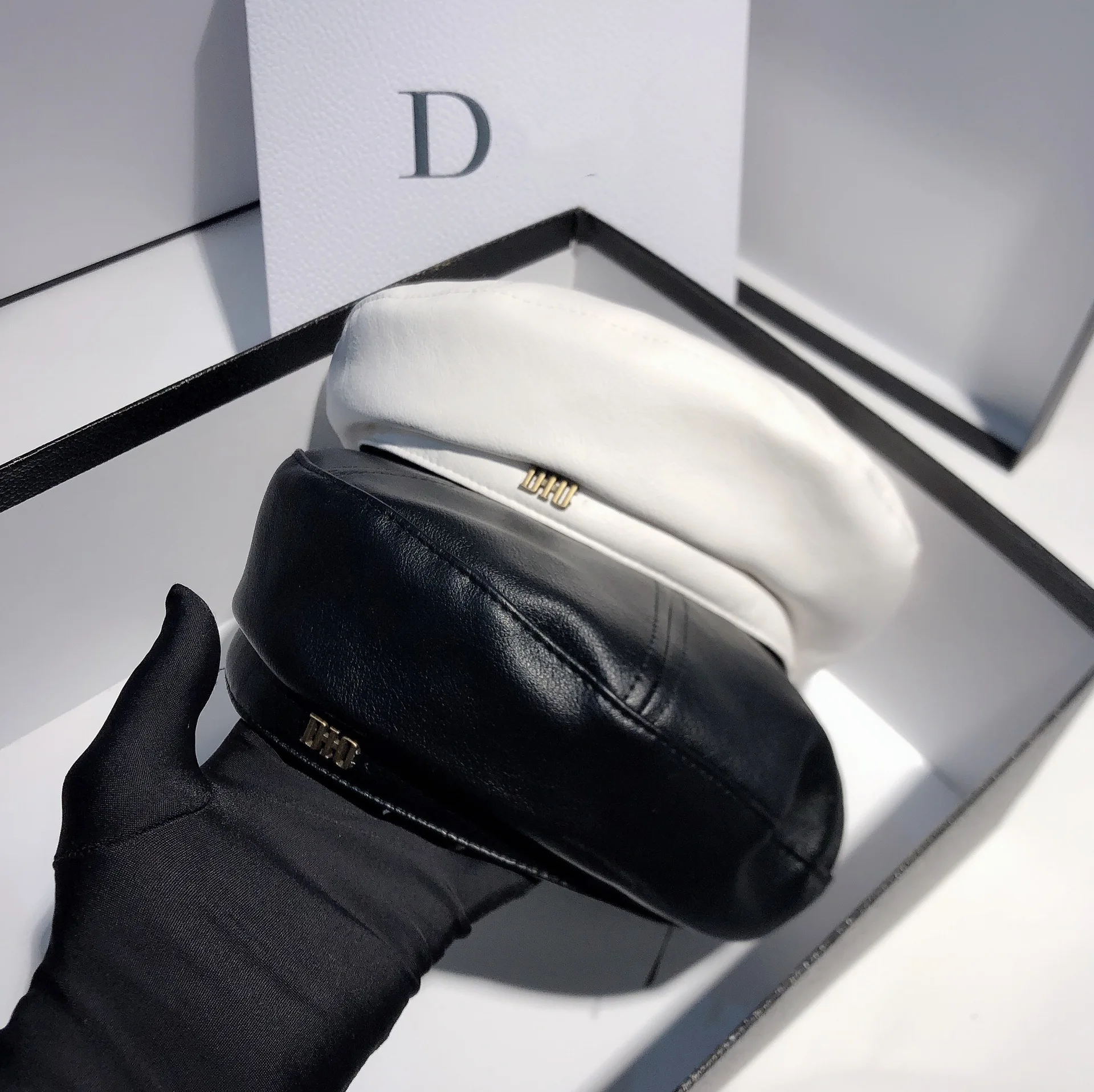 

Модный брендовый берет для женщин, Корейская ретро-шляпа с металлическим украшением из искусственной кожи, Женская Повседневная Шапка-бини...