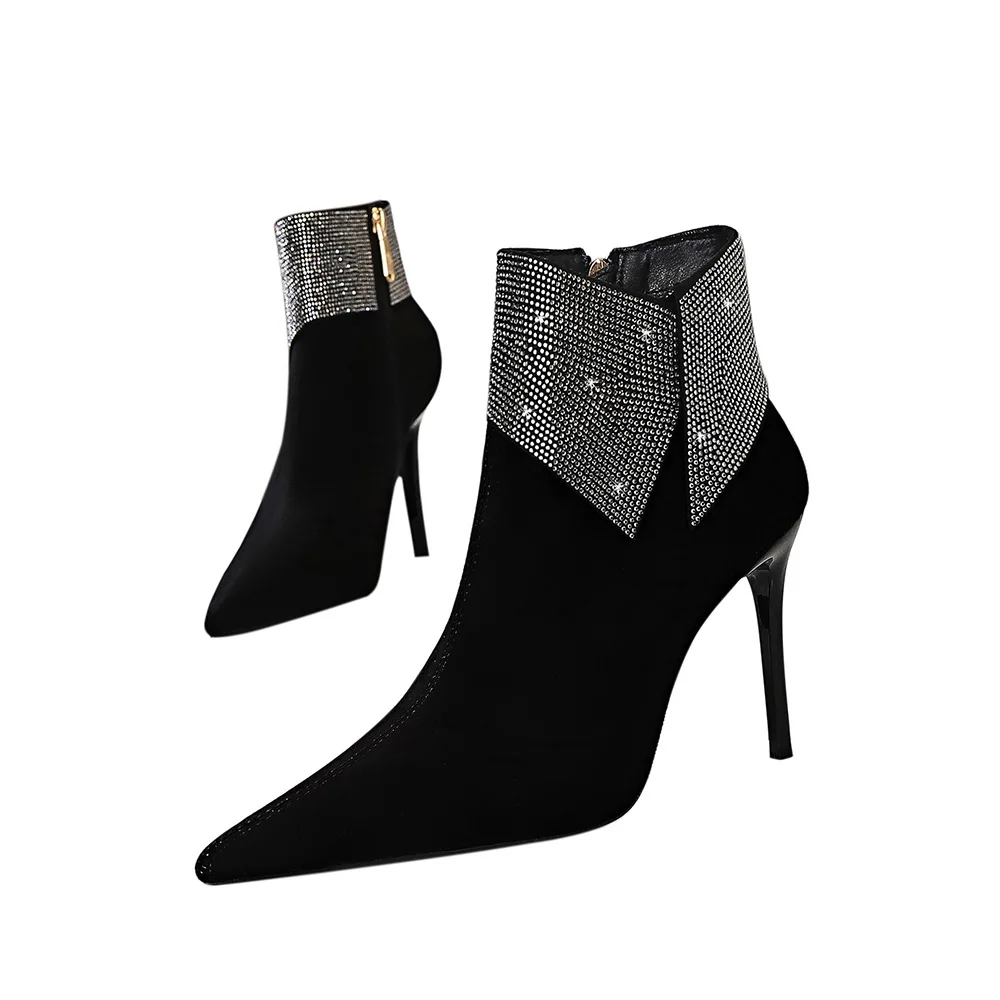 

Мода, тонкие каблуки, высокие каблуки, замшевая поверхность, остроконечные шпильки, короткие ботинки с дрелью, весенняя и осення