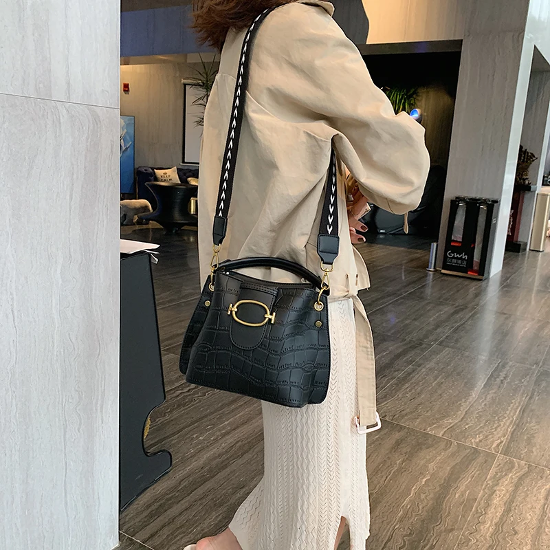 

Новая зимняя женская сумка на одно плечо. Однотонная сумка, полиуретан. Модный Джокер