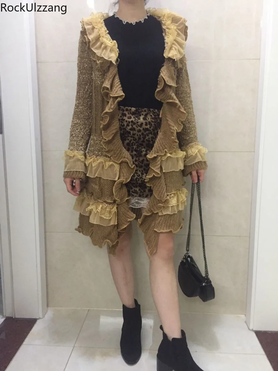 Кружевной Каскадный облегающий свитер с рюшами роговыми пуговицами и v-образным