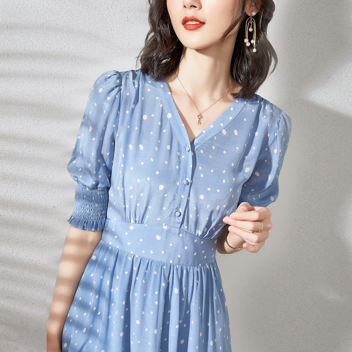 

Blue French 100% Mulberry Silk V-neck tea break dress 2021 summer new product puff sleeve waist polka dot mulberry silk dress