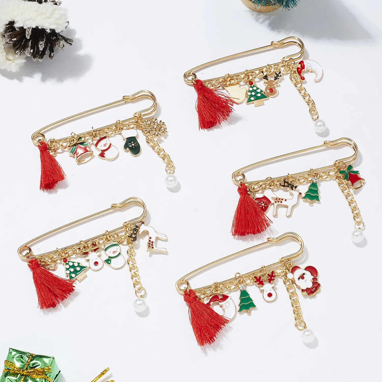 

Trendy Christmas Brooch Santa Claus Tree Snowman Elk Bells Snowflake Tassel Badges Pins Women Festival New Year Jewelry Gifts